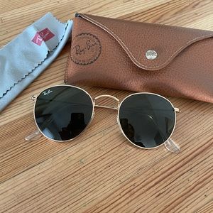 AUTHENTIC Ray ban round glasses with a slight green tint